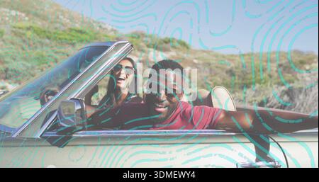 Fahren zwei Erwachsene lachend im Cabrio durch sonnenbeschienene Hügel, mit Sonnenbrille und blaublauem Überzug Stockfoto