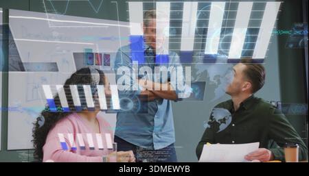 Führender Mann mit blauem Hemd und Jeans, der am Meeting-Tisch mit AR-Overlays auf dem Whiteboard präsentiert Stockfoto