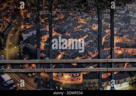 Italien, Sizilien, Modica alta, gemalte Bushaltestelle, die die Stadt bei Nacht aus der Luft zeigt Stockfoto