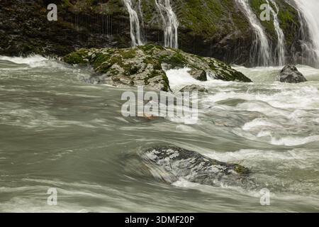 WA29079-00...WASHINGTON - Wasser fließt in den Boulder River Wilderness. Stockfoto