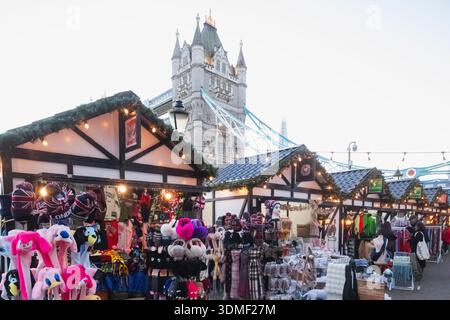 England, London, Weihnachtsmarkt und Tower Bridge Stockfoto