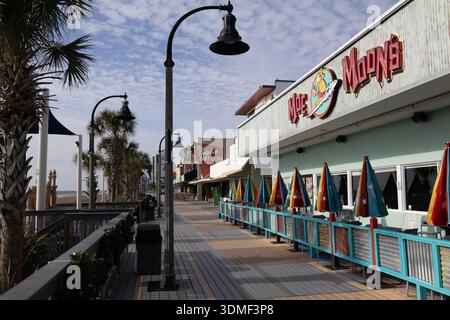 Leerer Myrtle Beach Boardwalk mit Moe's Restaurant und geschlossenen Sitzplätzen im Freien, Myrtle Beach, South Carolina, USA. Stockfoto