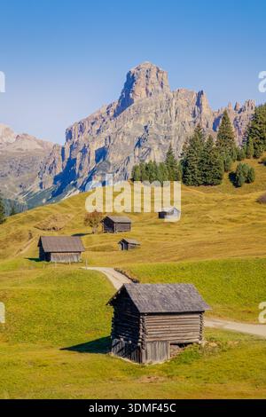 Traditionelle hölzerne Almhütten und Almen bei Corvara in Badia, Alta Badia, Südtirol, Dolomiten, Italien Stockfoto