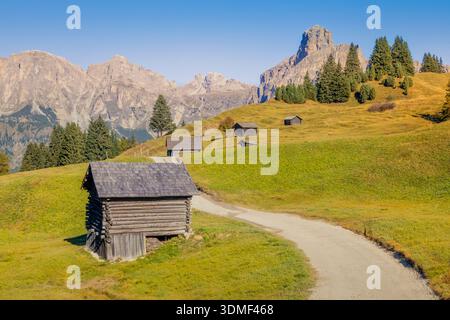 Traditionelle hölzerne Almhütten und Almen bei Corvara in Badia, Alta Badia, Südtirol, Dolomiten, Italien Stockfoto