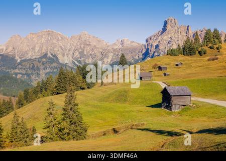Traditionelle hölzerne Almhütten und Almen bei Corvara in Badia, Alta Badia, Südtirol, Dolomiten, Italien Stockfoto