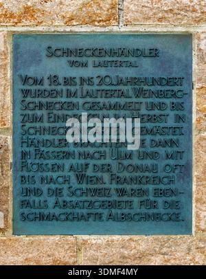 Hayingen - Münzdorf Weiler, Beschreibung des Handels mit Weinbergschnecken. Schneckenhändler, Skulptur auf der Lauterbrücke bei Weiler. Vom 18. Bis zum 20. Jahrhundert wurden Schnecken im Lautertal gesammelt und zum Verkauf in Schneckengärten gemästet. Stockfoto
