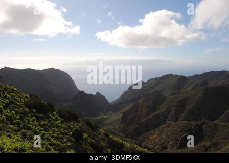 Wunderschöne Landschaft mit verschiedenen Gesteinsformen in den Bergen von Teno auf Teneriffa Stockfoto