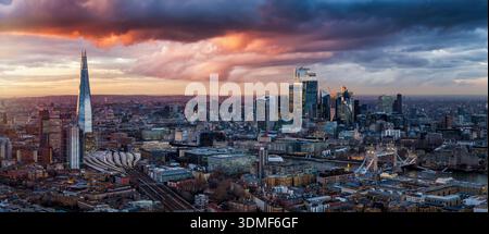 Panoramablick bei Sonnenuntergang auf die Stadtlandschaft von London, England, von der City bis zur Tower Bridge mit dramatischer Wolkenlandschaft Stockfoto