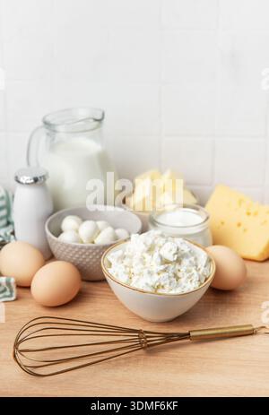 Sortiment an frischen Milchprodukten und Eiern, die eine gesunde Zutatenauswahl schaffen Stockfoto