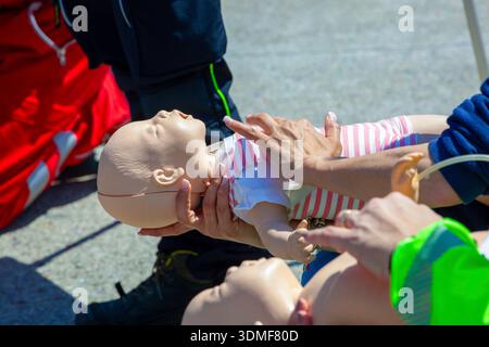 Hände zur Demonstration der ersten Hilfe bei der HLW-Schaufensterpuppe Stockfoto