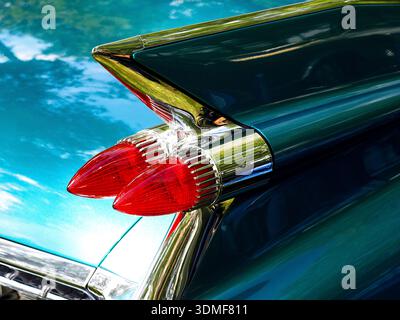 Große Nahaufnahme des Rücklichts eines amerikanischen Oldtimers, von Ersatzteilen oder Restaurierungskonzepten Stockfoto