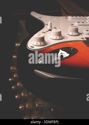 Vintage-E-Gitarre auf einem alten Gitarrenverstärker in einem Studio Stockfoto