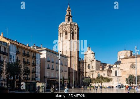 Der Kirchturm Miguelete erhebt sich über der Kathedrale von Valencia auf der Plaza de la Reina und zeigt die berühmte gotische Architektur in Valencia, Spanien. Stockfoto