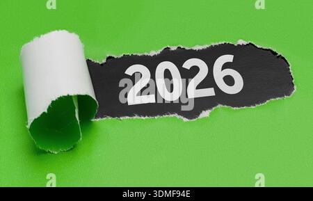 Loch in weißem Papier mit gerissenen Kanten - 2026 Stockfoto