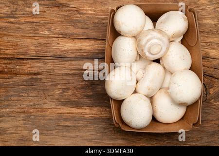 Frisch geerntete Crimini-Pilze auf einem alten Bauerntisch Stockfoto
