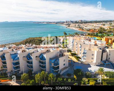 Blick aus der Vogelperspektive auf die Apartments an der Küste mit Blick auf das Mittelmeer in Cabo Roig Stockfoto