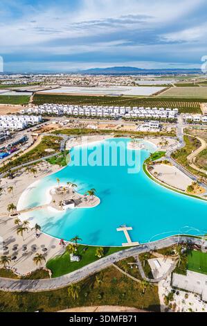 Drohnenblick künstlicher Strand Lagune Insel Ferienresort Stockfoto