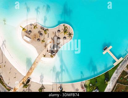 Drohnenblick künstlicher Strand Lagune Insel Ferienresort Stockfoto