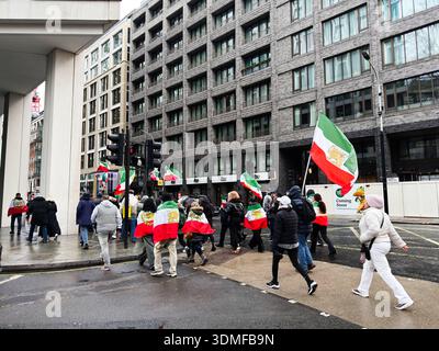 London, Großbritannien - 01. Februar 2026: Demonstranten in London mit iranischen Fahnen marschieren durch die Straßen der Stadt. Stockfoto