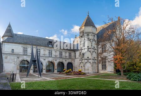 Bourges, Frankreich - 10 25 2025: Hotel des Echevins - Museum Estève. Panoramablick auf die Fassade mit Eckturm und Treppenturm und den Garten in fr Stockfoto