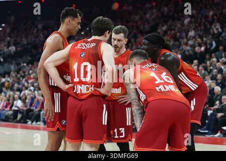 Mannschaftstreffen, Justinian Jessup (FC Bayern Basketball, #10) mit Oscar da Silva (FC Bayern Basketball, #01) und Andreas Obst (FC Bayern Basketball, #13), mit Wenyen Gabriel (FC Bayern Basketball, #32) und Stefan Jovic (FC Bayern Basketball, #16), GER, FC Stockfoto