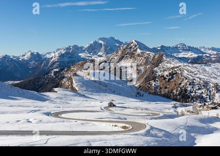Eine kurvige Straße, die zum Passo Giau in den Dolomiten führt Stockfoto
