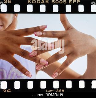 Ein Nahbild von Händen mit wunderschön gepflegten, glänzend rosa Nägeln, Stockfoto
