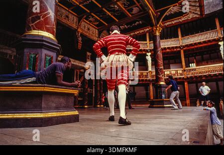 Schauspieler, die eine Szene auf der Bühne von Shakespeares Globe Theatre, dem elisabethanischen Spielhaus an der South Bank, London, Großbritannien, Proben Stockfoto