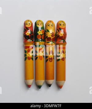 Hochwertiges Foto von vier Matryoschka-Puppen (russische Nistpuppen) in verschiedenen Farben, angeordnet auf einem sauberen weißen Hintergrund. Perfekt für Kultur Stockfoto