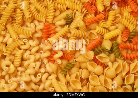 Nahaufnahme einer großen Gruppe von verschiedenen Nudelgrößen, Formen und Farben. Stockfoto