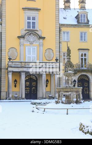 Schlossplatz mit Tugendbrunnen, Schloss Bueckeburg im Weserrenaissancestil im Winter, Sitz des Hauses Schaumburg-Lippe, Bueckeburg Stockfoto