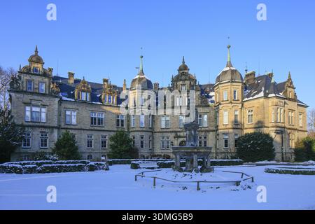 Schlossplatz mit Tugendbrunnen, Schloss Bueckeburg im Weserrenaissancestil im Winter, Sitz des Hauses Schaumburg-Lippe, Bueckeburg Stockfoto