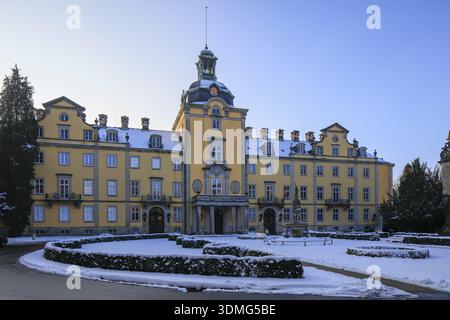 Schlossplatz, Schloss Bueckeburg im Weserrenaissancestil im Winter, Stammsitz des Hauses Schaumburg-Lippe, Bueckeburg, Stadtteil Schaumburg Stockfoto