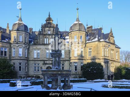 Schlossplatz mit Tugendbrunnen, Schloss Bueckeburg im Weserrenaissancestil im Winter, Sitz des Hauses Schaumburg-Lippe, Bueckeburg Stockfoto