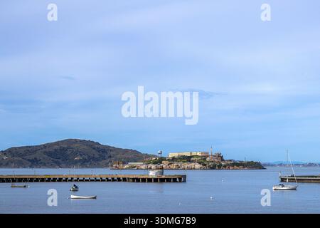 Alcatraz Island, San Francisco, Kalifornien, von der San Francisco Marina aus gesehen. Ehemaliges Bundesgefängnis auf einer Insel in der Bucht von San Francisco. Stockfoto