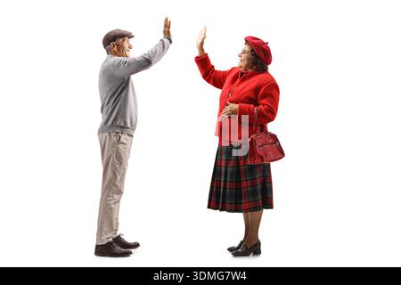 Fröhlicher älterer Mann und Frau, die sich gegenseitig High-Five auf weißem Hintergrund geben Stockfoto