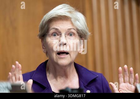 Washington, District of Columbia, USA. Februar 2026. US-Senatorin ELIZABETH WARREN (D-MA) sprach bei einer Anhörung des Senate Banking, Housing, and Urban Affairs Committee im US Capitol. Senator Warren konfrontierte Finanzminister Bessent mit Fragen der Erschwinglichkeit. (Kreditbild: © Michael Brochstein/ZUMA Press Wire) NUR REDAKTIONELLE VERWENDUNG! Nicht für kommerzielle ZWECKE! Stockfoto