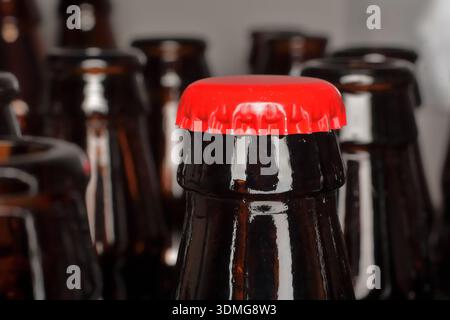 Nahaufnahme des Verschlusses der roten Bierflasche Stockfoto