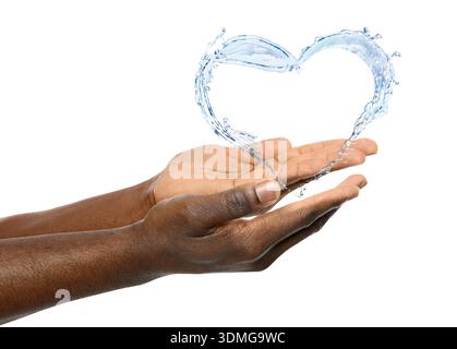 Mann, der Spritzwasser in Herzform auf weißem Hintergrund hält, Nahaufnahme Stockfoto