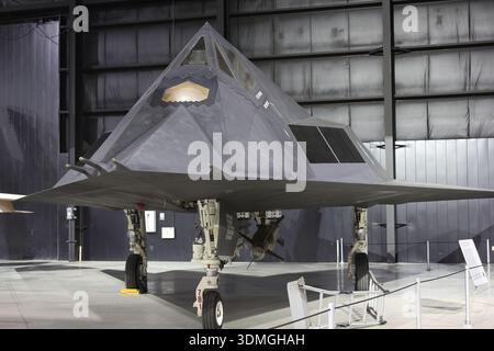 Lockheed F-117A Nighthawk Stealth-Attack-Flugzeuge im Hangar eines Luftfahrtmuseums, die ein winkliges Design zum Ausweichen des Radars zeigen Stockfoto