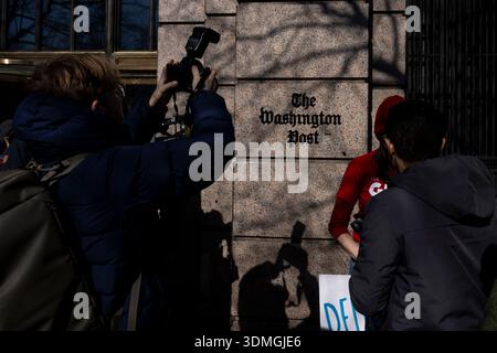 Washington, District of Columbia, USA. Februar 2026. Mitglieder der Washington Post Guild, die von Unterstützern begleitet werden, versammeln sich vor dem Gebäude der Washington Post, nachdem sie die Zeitung massiv entlassen hatten. Die Washington Post, im Besitz des Milliardärs Amazon-Gründers Jeff Bezos, kündigte am 4. Februar Stellenabbau an und entließ mehr als 300 Journalisten im Rahmen von Kostensenkungsmaßnahmen, die auf finanzielle Verluste abzielten. (Kreditbild: © Mehmet Eser/ZUMA Press Wire) NUR REDAKTIONELLE VERWENDUNG! Nicht für kommerzielle ZWECKE! Stockfoto