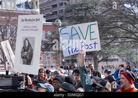 Washington, District of Columbia, USA. Februar 2026. Mitglieder der Washington Post Guild, die von Unterstützern begleitet werden, versammeln sich vor dem Gebäude der Washington Post, nachdem sie die Zeitung massiv entlassen hatten. Die Washington Post, im Besitz des Milliardärs Amazon-Gründers Jeff Bezos, kündigte am 4. Februar Stellenabbau an und entließ mehr als 300 Journalisten im Rahmen von Kostensenkungsmaßnahmen, die auf finanzielle Verluste abzielten. (Kreditbild: © Mehmet Eser/ZUMA Press Wire) NUR REDAKTIONELLE VERWENDUNG! Nicht für kommerzielle ZWECKE! Stockfoto