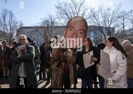 Washington, District of Columbia, USA. Februar 2026. Mitglieder der Washington Post Guild, die von Unterstützern begleitet werden, versammeln sich vor dem Gebäude der Washington Post, nachdem sie die Zeitung massiv entlassen hatten. Die Washington Post, im Besitz des Milliardärs Amazon-Gründers Jeff Bezos, kündigte am 4. Februar Stellenabbau an und entließ mehr als 300 Journalisten im Rahmen von Kostensenkungsmaßnahmen, die auf finanzielle Verluste abzielten. (Kreditbild: © Mehmet Eser/ZUMA Press Wire) NUR REDAKTIONELLE VERWENDUNG! Nicht für kommerzielle ZWECKE! Stockfoto