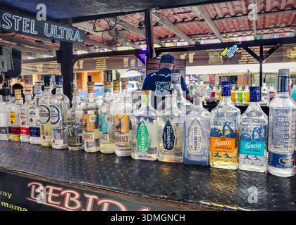 Flaschen Tequila standen an einer Bar in der Straße im Haupttouristenviertel Nuevo Progreso, Mexiko. Stockfoto