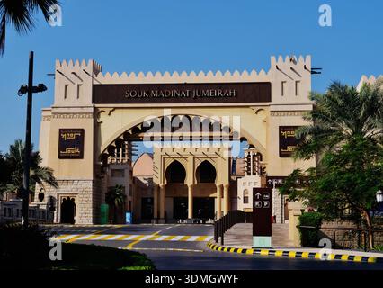 Eingangstor zum Madinat Jumeirah Resort, Dubai, Dubai Emirate, Vereinigte Arabische Emirate Stockfoto