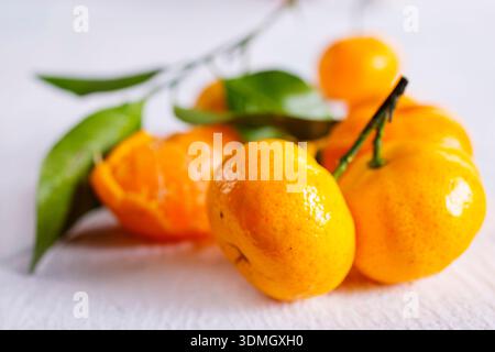 Frische saftige Tangerinen auf hellgrauem Tisch, flach liegend Stockfoto