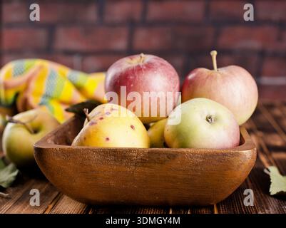 Eine bunte Auswahl an Äpfeln - roter Apfel, grüner Apfel, gelber Apfel - auf Küchentisch Stockfoto