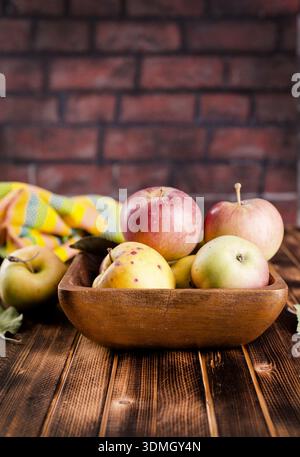 Eine bunte Auswahl an Äpfeln - roter Apfel, grüner Apfel, gelber Apfel - auf Küchentisch Stockfoto
