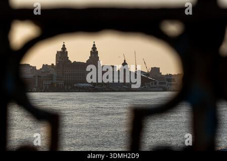 Die Skyline von Liverpool wird von verrosteten Metallgeländern eingerahmt Stockfoto