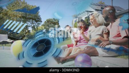 4 Erwachsene sitzen und plaudern am Betonrand des Pools in Sommerkleidung mit Eis, HUD, Kopierraum Stockfoto